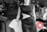 Immagine di Sfilata di moda Budapest Ungheria, 1966, secondo 20 filmato di repertorio 65675046620