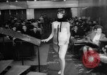Immagine di Sfilata di moda Budapest Ungheria, 1966, secondo 24 filmato di repertorio 65675046620