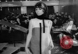 Immagine di Sfilata di moda Budapest Ungheria, 1966, secondo 26 filmato di repertorio 65675046620