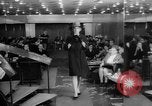 Immagine di Sfilata di moda Budapest Ungheria, 1966, secondo 30 filmato di repertorio 65675046620