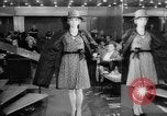 Immagine di Sfilata di moda Budapest Ungheria, 1966, secondo 32 filmato di repertorio 65675046620