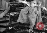 Immagine di Sfilata di moda Budapest Ungheria, 1966, secondo 42 filmato di repertorio 65675046620