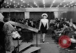 Immagine di Sfilata di moda Budapest Ungheria, 1966, secondo 49 filmato di repertorio 65675046620