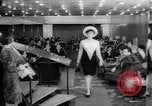 Immagine di Sfilata di moda Budapest Ungheria, 1966, secondo 50 filmato di repertorio 65675046620
