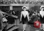 Immagine di Sfilata di moda Budapest Ungheria, 1966, secondo 51 filmato di repertorio 65675046620