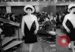 Immagine di Sfilata di moda Budapest Ungheria, 1966, secondo 52 filmato di repertorio 65675046620