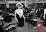 Immagine di Sfilata di moda Budapest Ungheria, 1966, secondo 53 filmato di repertorio 65675046620