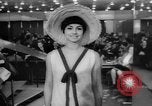 Immagine di Sfilata di moda Budapest Ungheria, 1966, secondo 59 filmato di repertorio 65675046620