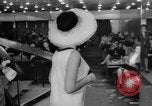 Immagine di Sfilata di moda Budapest Ungheria, 1966, secondo 60 filmato di repertorio 65675046620