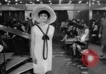 Immagine di Sfilata di moda Budapest Ungheria, 1966, secondo 62 filmato di repertorio 65675046620