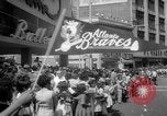 Immagine di Atlanta Braves squadra di baseball in parata sulla Peachtree Street Atlanta Georgia USA, 1966, secondo 15 filmato di repertorio 65675046621