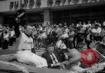 Immagine di Atlanta Braves squadra di baseball in parata sulla Peachtree Street Atlanta Georgia USA, 1966, secondo 23 filmato di repertorio 65675046621