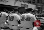 Immagine di Atlanta Braves squadra di baseball in parata sulla Peachtree Street Atlanta Georgia USA, 1966, secondo 43 filmato di repertorio 65675046621