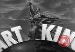 Standbild sowjetischen May Day Feier am Ende der Zweiten Weltkrieg Leningrad Russland Sowjetunion, 1945, aus Sekunde 10 historischem Filmmaterial Videoclip 65675046647