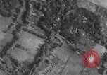 Standbild Air Strike Vietnam, 1966, aus Sekunde 31 historischem Filmmaterial Videoclip 65675046651