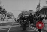 Immagine di Dignitari guarda una sfilata Il Vietnam, 1962, secondo 16 filmato di repertorio 65675046659