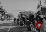 Immagine di Dignitari guarda una sfilata Il Vietnam, 1962, secondo 17 filmato di repertorio 65675046659