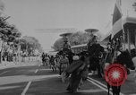 Immagine di Dignitari guarda una sfilata Il Vietnam, 1962, secondo 18 filmato di repertorio 65675046659