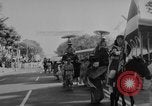 Immagine di Dignitari guarda una sfilata Il Vietnam, 1962, secondo 19 filmato di repertorio 65675046659