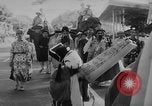 Immagine di Dignitari guarda una sfilata Il Vietnam, 1962, secondo 20 filmato di repertorio 65675046659