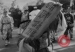 Immagine di Dignitari guarda una sfilata Il Vietnam, 1962, secondo 22 filmato di repertorio 65675046659