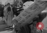 Immagine di Dignitari guarda una sfilata Il Vietnam, 1962, secondo 23 filmato di repertorio 65675046659