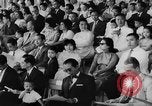 Immagine di Dignitari guarda una sfilata Il Vietnam, 1962, secondo 25 filmato di repertorio 65675046659