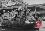 Immagine di Dignitari guarda una sfilata Il Vietnam, 1962, secondo 29 filmato di repertorio 65675046659