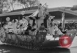 Immagine di Dignitari guarda una sfilata Il Vietnam, 1962, secondo 30 filmato di repertorio 65675046659