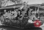 Immagine di Dignitari guarda una sfilata Il Vietnam, 1962, secondo 31 filmato di repertorio 65675046659