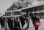 Immagine di Dignitari guarda una sfilata Il Vietnam, 1962, secondo 32 filmato di repertorio 65675046659