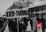 Immagine di Dignitari guarda una sfilata Il Vietnam, 1962, secondo 33 filmato di repertorio 65675046659
