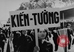 Immagine di Dignitari guarda una sfilata Il Vietnam, 1962, secondo 34 filmato di repertorio 65675046659