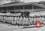 Immagine di Dignitari guarda una sfilata Il Vietnam, 1962, secondo 40 filmato di repertorio 65675046659