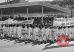 Immagine di Dignitari guarda una sfilata Il Vietnam, 1962, secondo 43 filmato di repertorio 65675046659