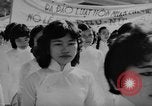 Immagine di Dignitari guarda una sfilata Il Vietnam, 1962, secondo 44 filmato di repertorio 65675046659