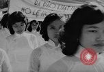 Immagine di Dignitari guarda una sfilata Il Vietnam, 1962, secondo 45 filmato di repertorio 65675046659