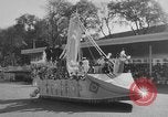 Immagine di Dignitari guarda una sfilata Il Vietnam, 1962, secondo 49 filmato di repertorio 65675046659