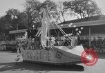 Immagine di Dignitari guarda una sfilata Il Vietnam, 1962, secondo 50 filmato di repertorio 65675046659