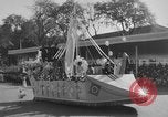 Immagine di Dignitari guarda una sfilata Il Vietnam, 1962, secondo 51 filmato di repertorio 65675046659