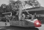 Immagine di Dignitari guarda una sfilata Il Vietnam, 1962, secondo 52 filmato di repertorio 65675046659