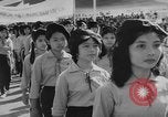 Immagine di Dignitari guarda una sfilata Il Vietnam, 1962, secondo 54 filmato di repertorio 65675046659