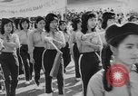 Immagine di Dignitari guarda una sfilata Il Vietnam, 1962, secondo 57 filmato di repertorio 65675046659