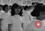 Immagine di Dignitari guarda una sfilata Il Vietnam, 1962, secondo 60 filmato di repertorio 65675046659