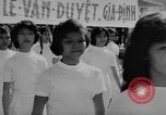 Immagine di Dignitari guarda una sfilata Il Vietnam, 1962, secondo 61 filmato di repertorio 65675046659