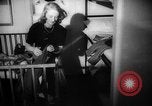 Immagine di British spose di guerra New York United States USA, 1946, secondo 16 filmato di repertorio 65675046678