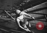 Immagine di I tuffatori olimpici Ruth salto e Marjorie Gestriug Santa Barbara California USA, 1939, secondo 27 filmato di repertorio 65675046702