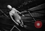 Immagine di I tuffatori olimpici Ruth salto e Marjorie Gestriug Santa Barbara California USA, 1939, secondo 34 filmato di repertorio 65675046702
