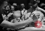 Immagine di Mogli radersi la barba Renton Washington USA, 1939, secondo 21 filmato di repertorio 65675046707