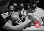 Immagine di Mogli radersi la barba Renton Washington USA, 1939, secondo 22 filmato di repertorio 65675046707